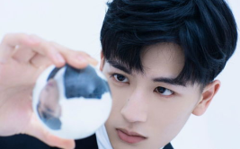 娱乐吃瓜张凌赫,从流量新星到话题焦点，娱乐圈的“瓜中瓜”